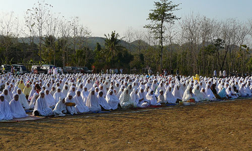 Muslim pray during mass to celebrate Eid
